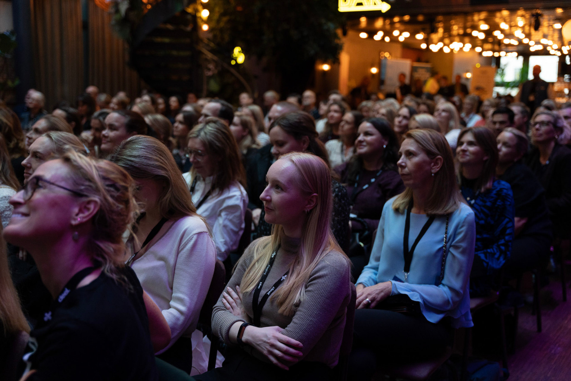 Publik som lyssnar på scenprogrammet